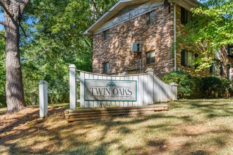 Twin Oak Apartments in Clarkston, GA - Foto de edificio - Building Photo