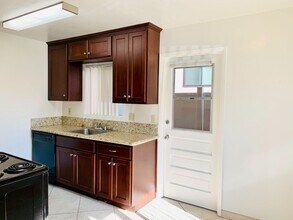 3111 Byron St-Unit -B: K-34/AM-02.23 in San Diego, CA - Foto de edificio - Building Photo