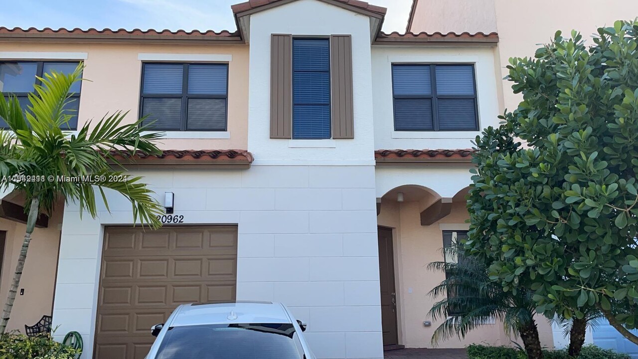 20962 NW 1st Dr in Pembroke Pines, FL - Foto de edificio