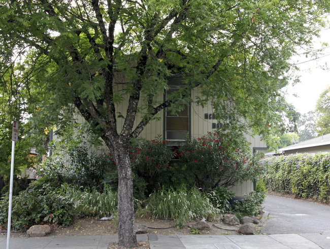 Mendocino Manor in Santa Rosa, CA - Foto de edificio - Building Photo