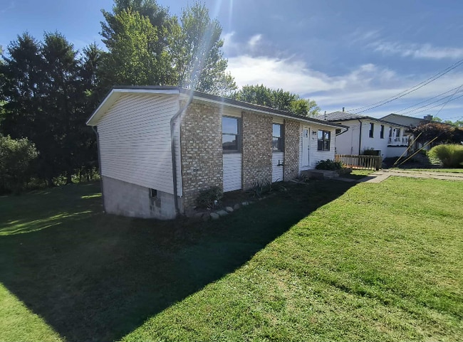 property at 916 Donegal Dr E
