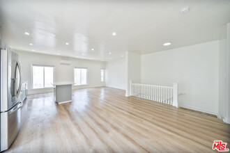 132 S Kenmore Ave in Los Angeles, CA - Building Photo - Building Photo