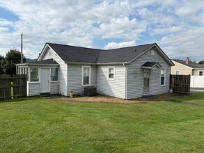 2459 Bradley St in Bristol, VA - Foto de edificio - Building Photo