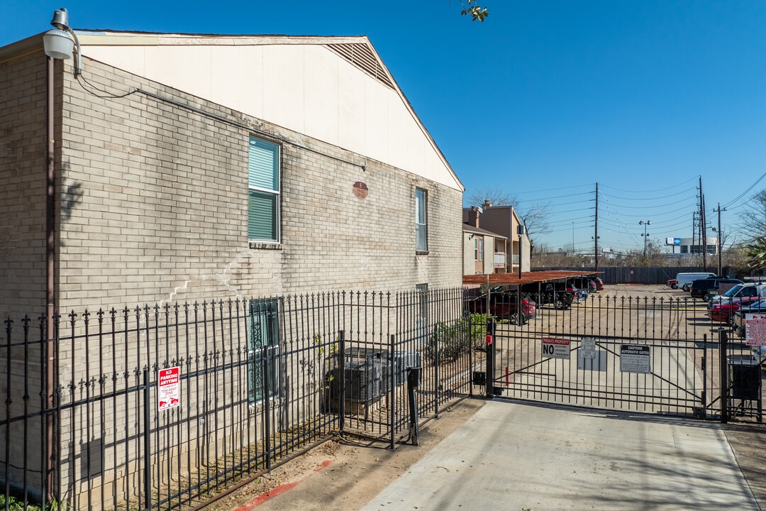 Ashwood Condominiums in Houston, TX - Building Photo