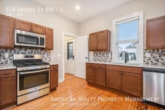 828 Bridge St NW in Grand Rapids, MI - Foto de edificio - Building Photo