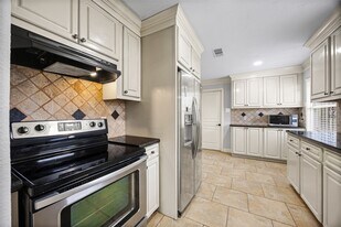 5303 Heatherbrook Dr in Houston, TX - Building Photo