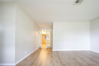 519 20th Ave N in Texas City, TX - Foto de edificio - Building Photo