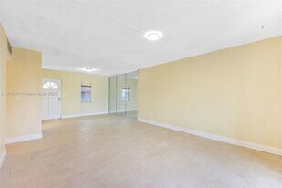 2860 Somerset Dr in Lauderdale Lakes, FL - Building Photo