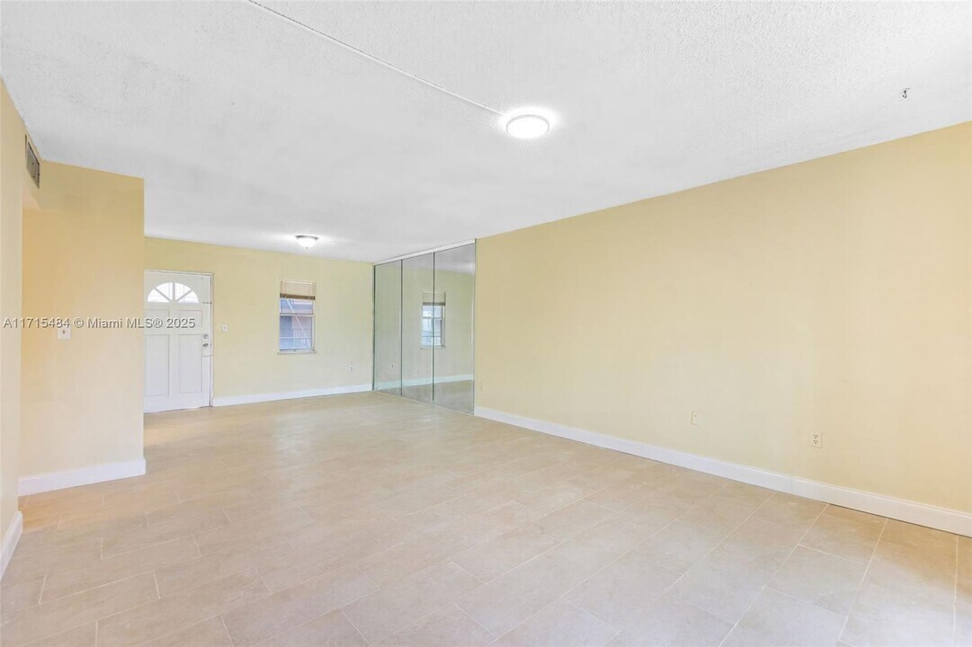 2860 Somerset Dr in Lauderdale Lakes, FL - Building Photo