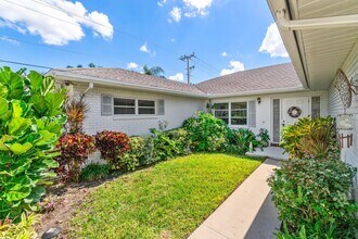 10990 Greentrail Dr S in Boynton Beach, FL - Building Photo - Building Photo