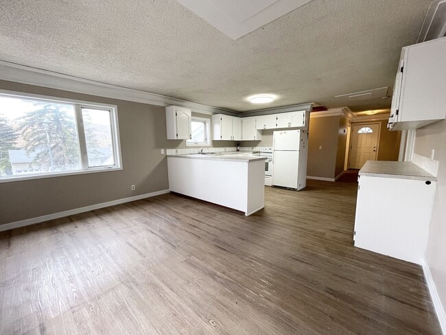 4324 Bowness Rd NW in Calgary, AB - Building Photo - Building Photo