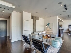 2408 Victory Park Ln in Dallas, TX - Building Photo - Building Photo