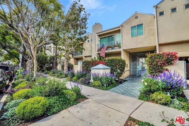 14101 Dickens St in Los Angeles, CA - Foto de edificio - Building Photo