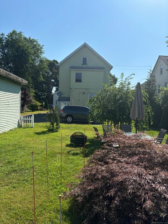 88 Oak St in New Britain, CT - Building Photo