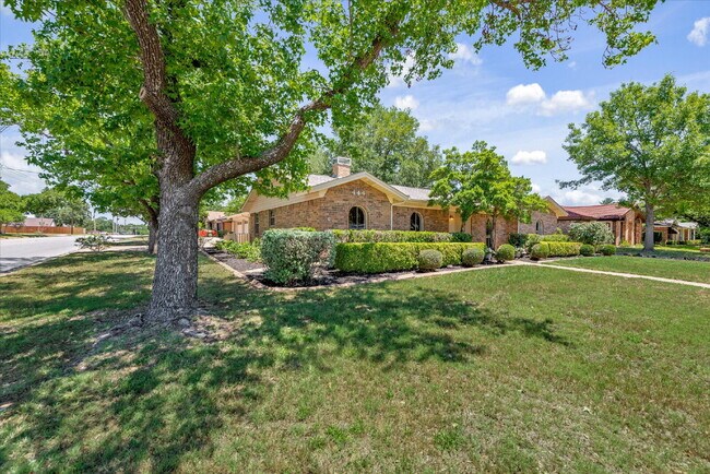444 Baker Dr in Hurst, TX - Building Photo - Building Photo
