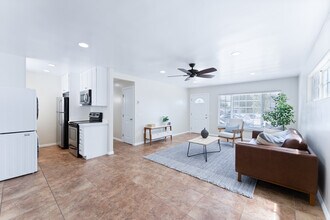 1216 W Balboa Blvd in Newport Beach, CA - Building Photo - Building Photo