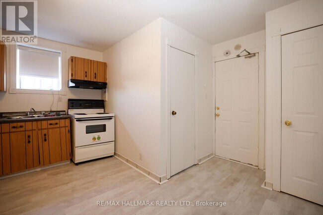 37-37 Holland St W in Bradford West Gwillimbury, ON - Building Photo - Building Photo
