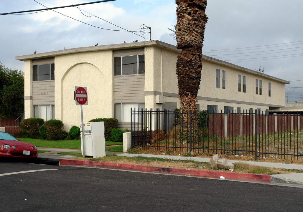 11605 Gale Ave in Hawthorne, CA - Building Photo