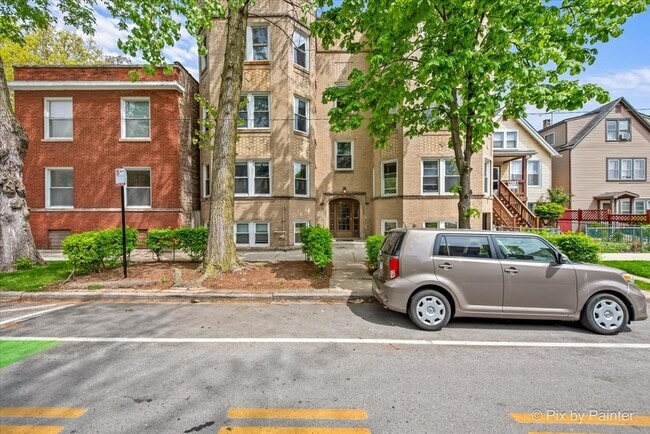 property at 2252 W Winnemac Ave