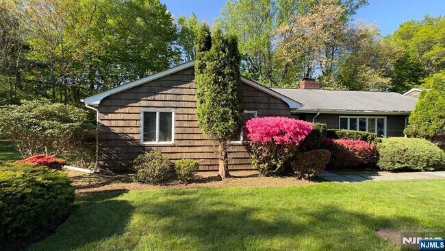 24 Drake Ln in Upper Saddle River, NJ - Building Photo - Building Photo