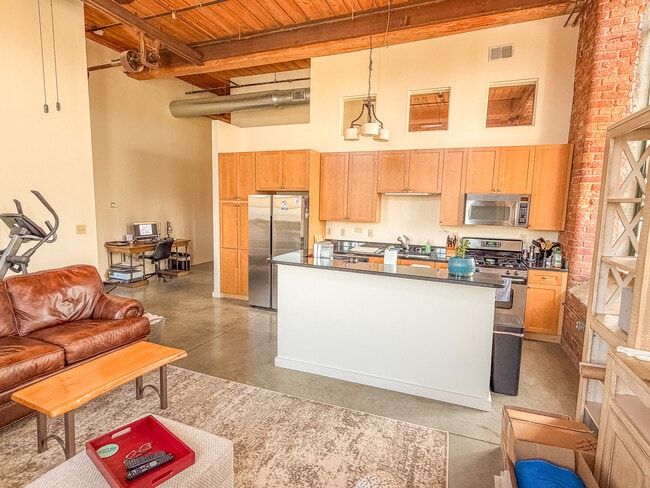 328 Mills Ave in Greenville, SC - Foto de edificio - Building Photo