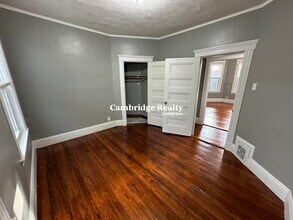 10 Farragut Ave, Unit 3 in Somerville, MA - Foto de edificio - Building Photo