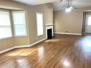 8114 Woodlake Dr in Riverdale, GA - Foto de edificio - Building Photo