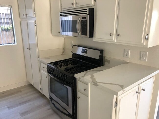 408 N Venice Blvd in Los Angeles, CA - Foto de edificio - Building Photo