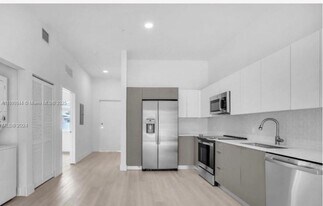 110 Foster Rd in Hallandale Beach, FL - Building Photo