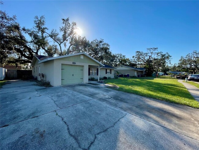 5514 Rollingwood Dr in Sarasota, FL - Building Photo - Building Photo