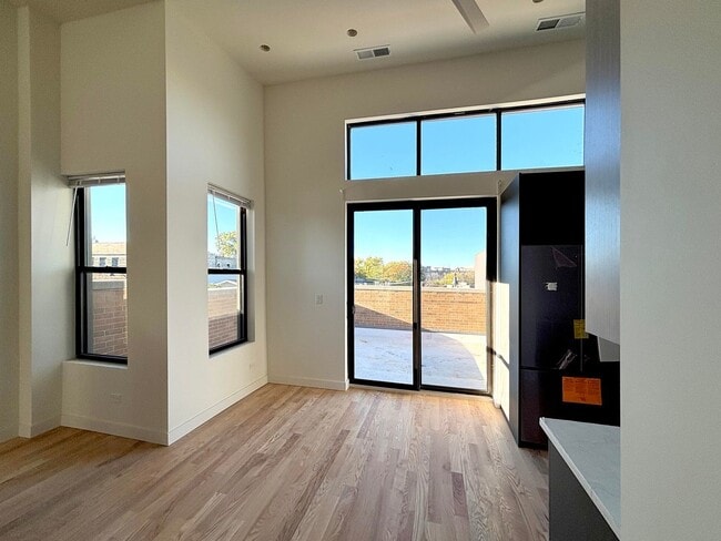 2445 N Lincoln Ave in Chicago, IL - Building Photo - Building Photo