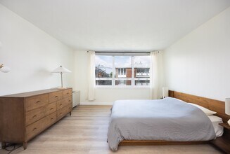 41 Park St, Unit 303 in Brookline, MA - Foto de edificio - Building Photo