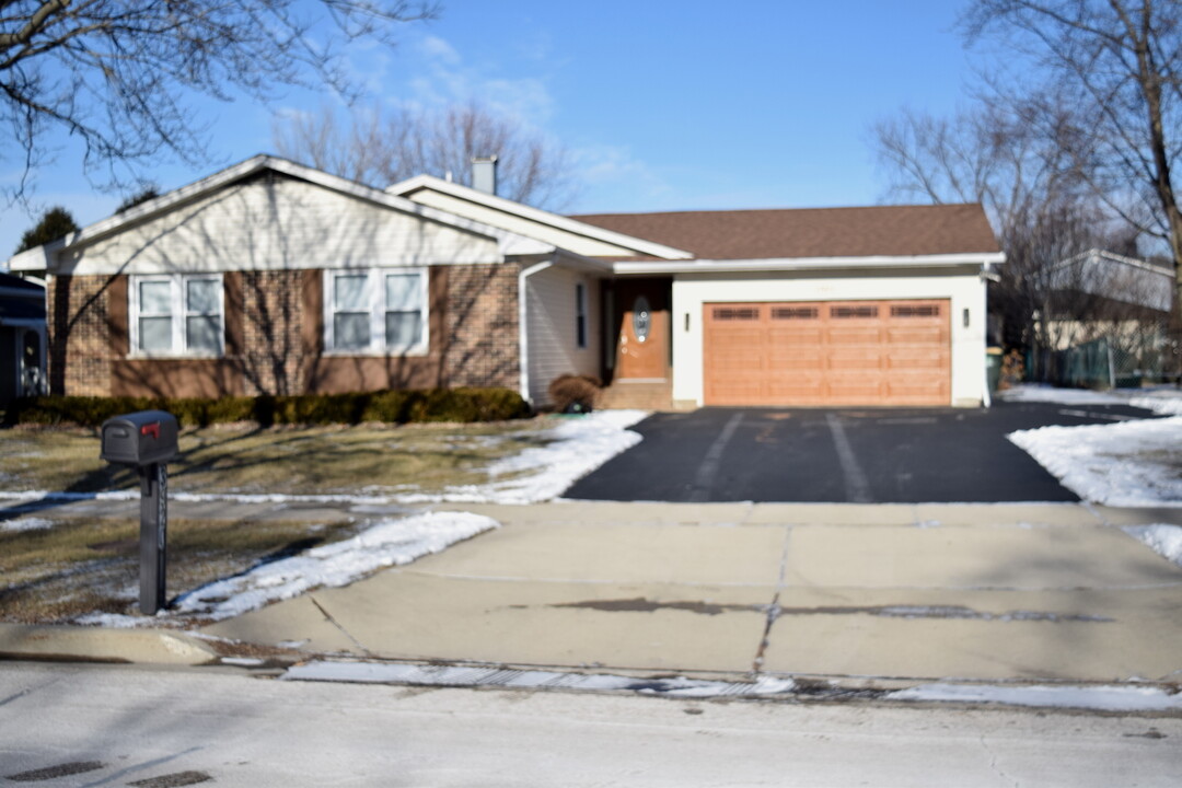 3920 Whispering Trails Dr in Hoffman Estates, IL - Building Photo