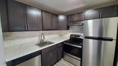 Courtview Square Apartments in New London, CT - Foto de edificio - Building Photo