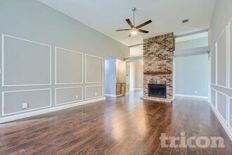 725 Rawlins Dr in Lancaster, TX - Foto de edificio - Building Photo