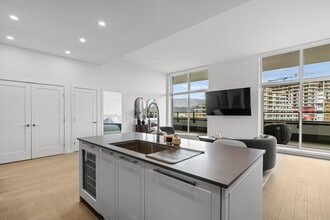 3389 Lakeshore Rd in Kelowna, BC - Building Photo - Building Photo