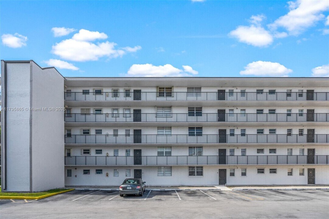 14170 SW 84th St in Miami, FL - Building Photo