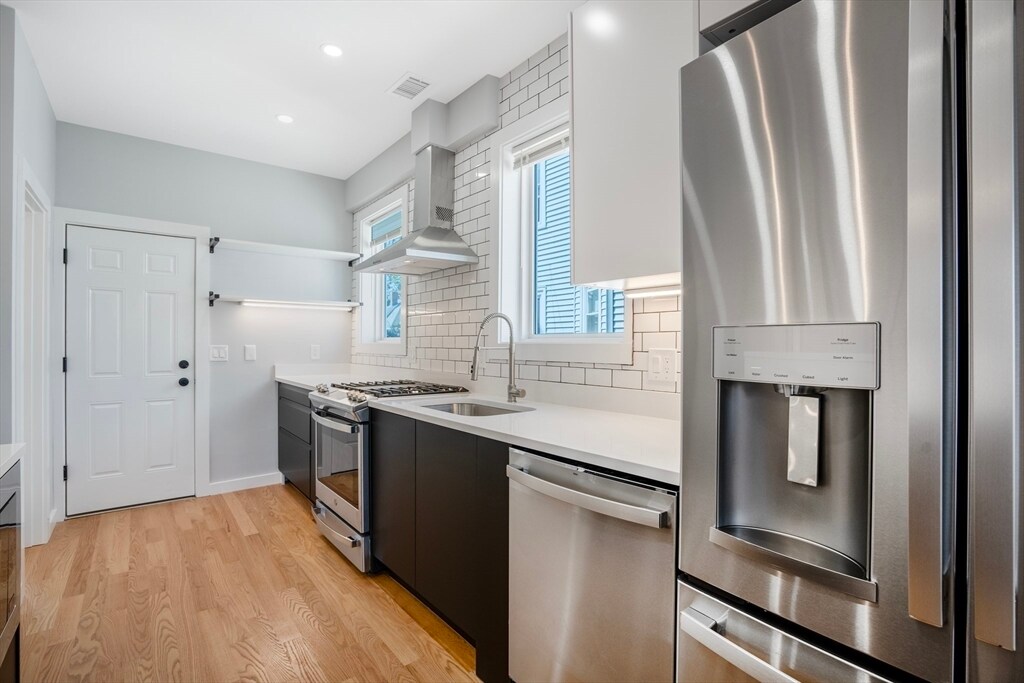 27 Linden St, Unit 1 in Boston, MA - Building Photo