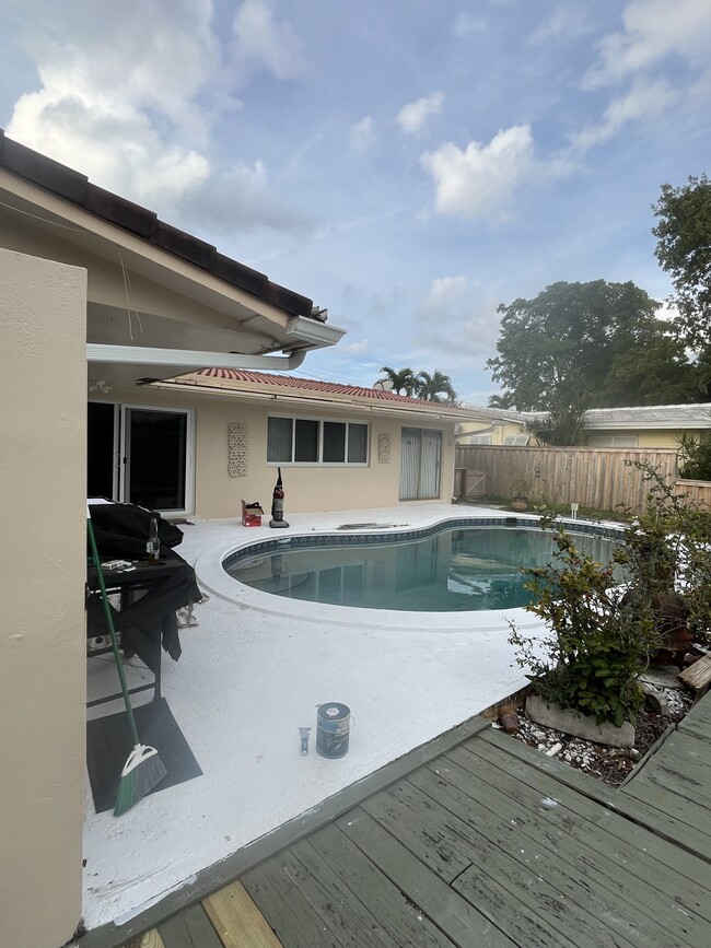 2010 NW 34th St in Oakland Park, FL - Building Photo - Building Photo