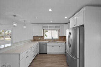 527 109th Ave N in Naples, FL - Foto de edificio - Building Photo