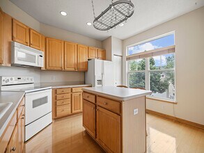 906 New Century Blvd S in Maplewood, MN - Foto de edificio - Building Photo