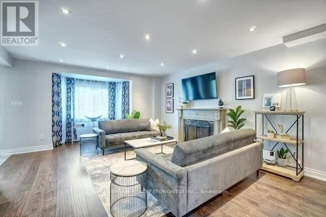 25 Duncannon Dr in Toronto, ON - Building Photo - Building Photo