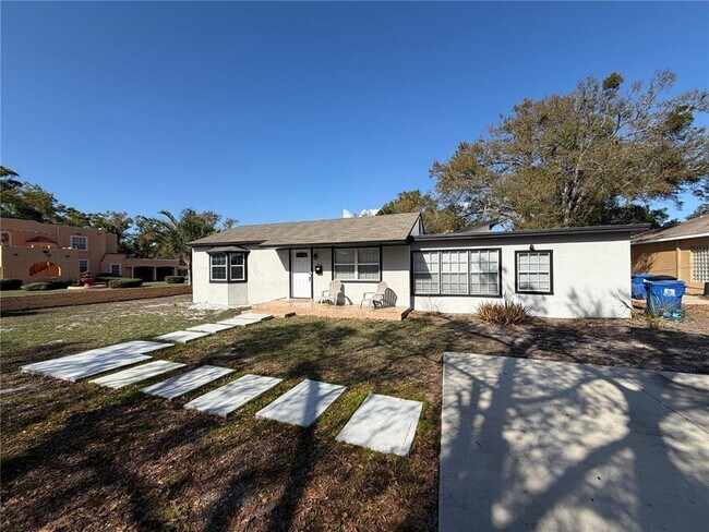 2421 Granada Cir E in St. Petersburg, FL - Building Photo - Building Photo