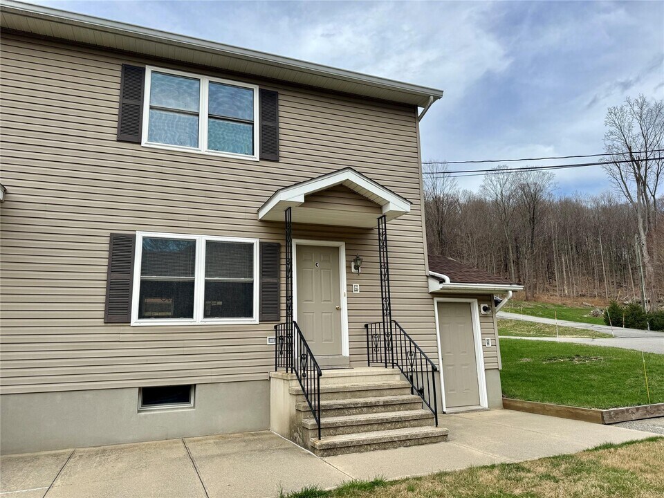 34 Miller Hill Rd in East Fishkill, NY - Building Photo
