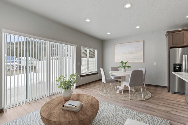 4 7th St in Pinehurst, ID - Foto de edificio - Building Photo