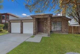 6822 Quail Lake Dr in San Antonio, TX - Building Photo