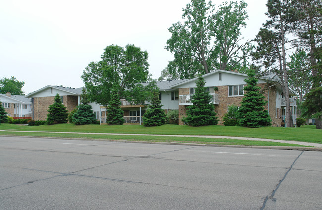 Old Shakopee Village in Bloomington, MN - Foto de edificio - Building Photo