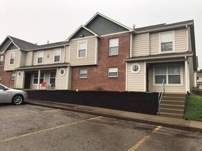 Village at West End in Lawrence, KS - Foto de edificio - Building Photo