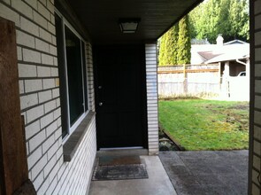 917 142nd Ave SE, Unit 917 in Bellevue, WA - Foto de edificio - Building Photo