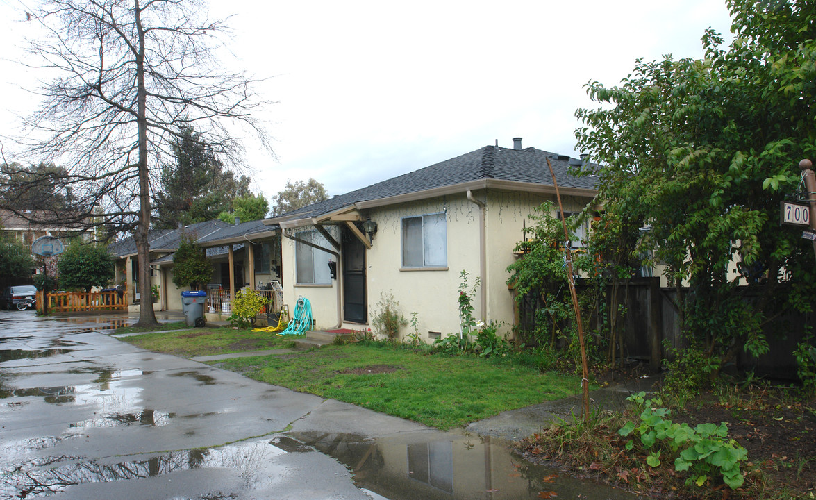 700 Mariposa Ave in Mountain View, CA - Building Photo